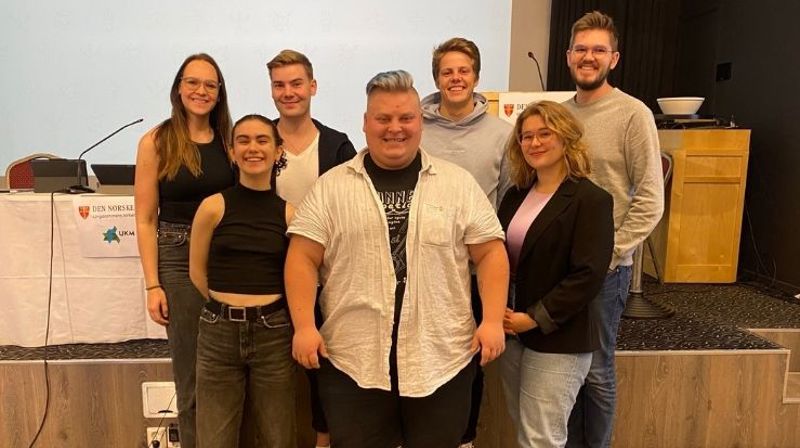 Den norske kirkes Ungdomsutvalg 2021-2022. F.v. Nora Antonsen (leder), Amanda Anvar, Christian Heidisønn Klaussen, Sondre Søndervik, Ole Andreas Grøtte Børnes, Matilde Ødegaard og Thomas Granheim Iversen. Karen Helene Bøhn Melhus var ikke til stede da bildet ble tatt.