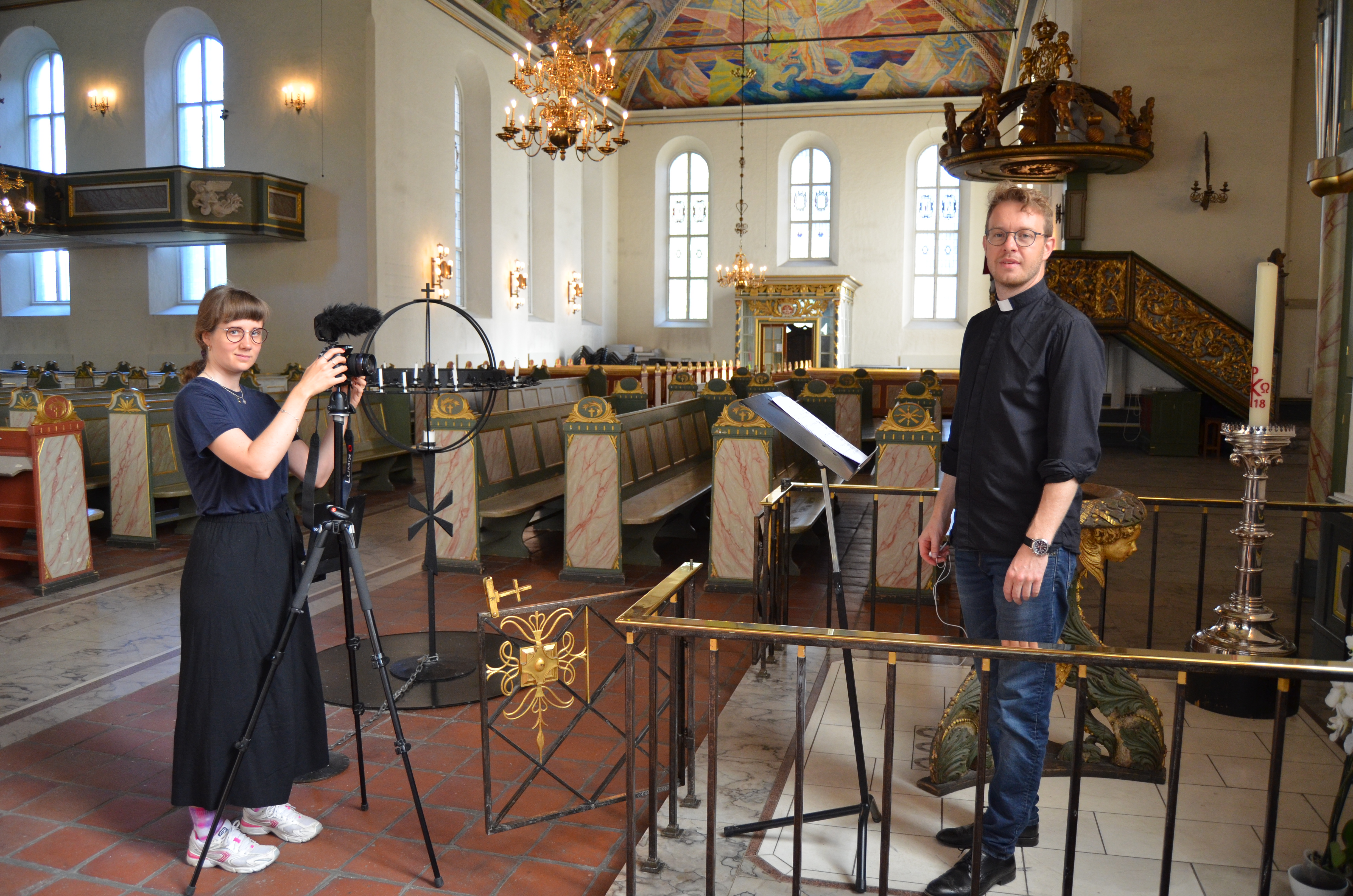 ØVER: Kunststudent Ina Porselius og domkirkeprest Jonas Lind Aase gjør opptak før søndagens spesielle gudstjeneste