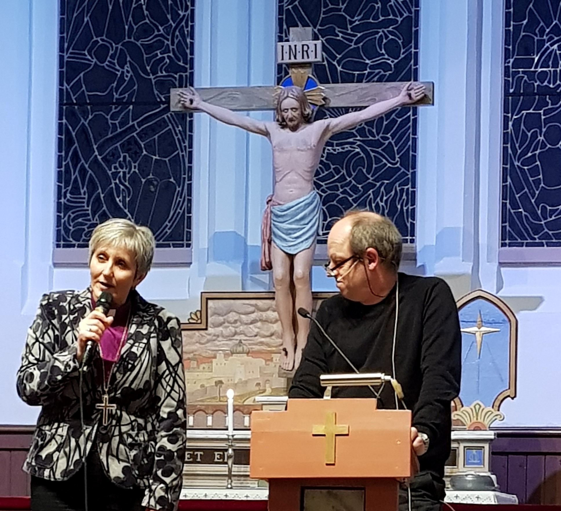 Biskop Herborg intervjues av journalist Knut Inge Furuseth i Fosna-Folket. (Foto: Helge Nilsen)