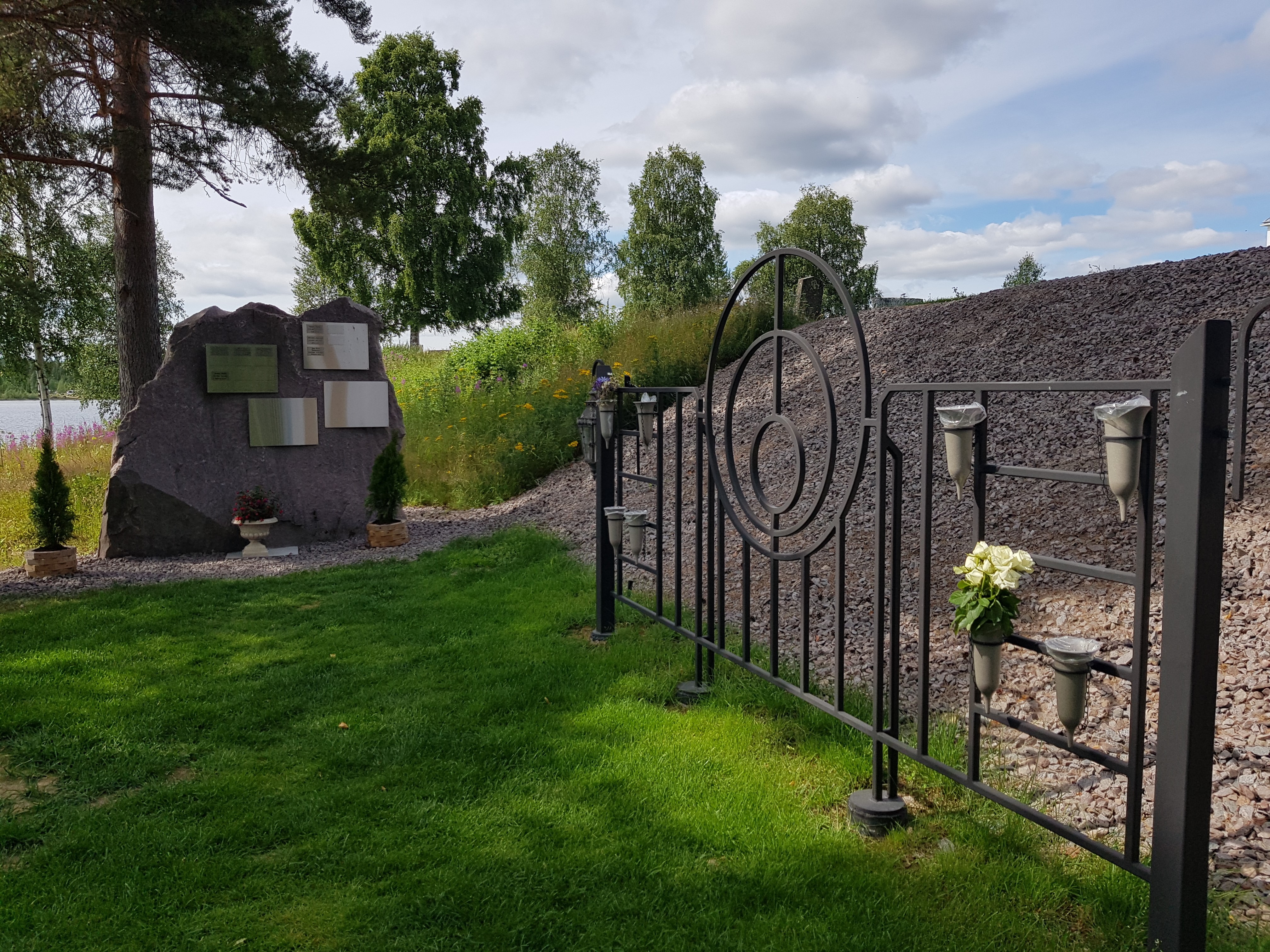 Navnet minnelund ved Åsnes Finnskog kirke. Foto: Anne Bråten Edvardsen.