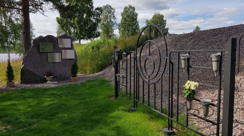 Navnet minnelund ved Åsnes Finnskog kirke. Foto: Anne Bråten Edvardsen.