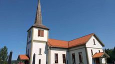 Åsnes kirke en fin sommerdag. Foto: Anne Bråten Edvardsen.