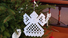 Juletrepynt i Åsnes kirke, engel i hardangersøm. Foto: Anne Bråten Edvardsen