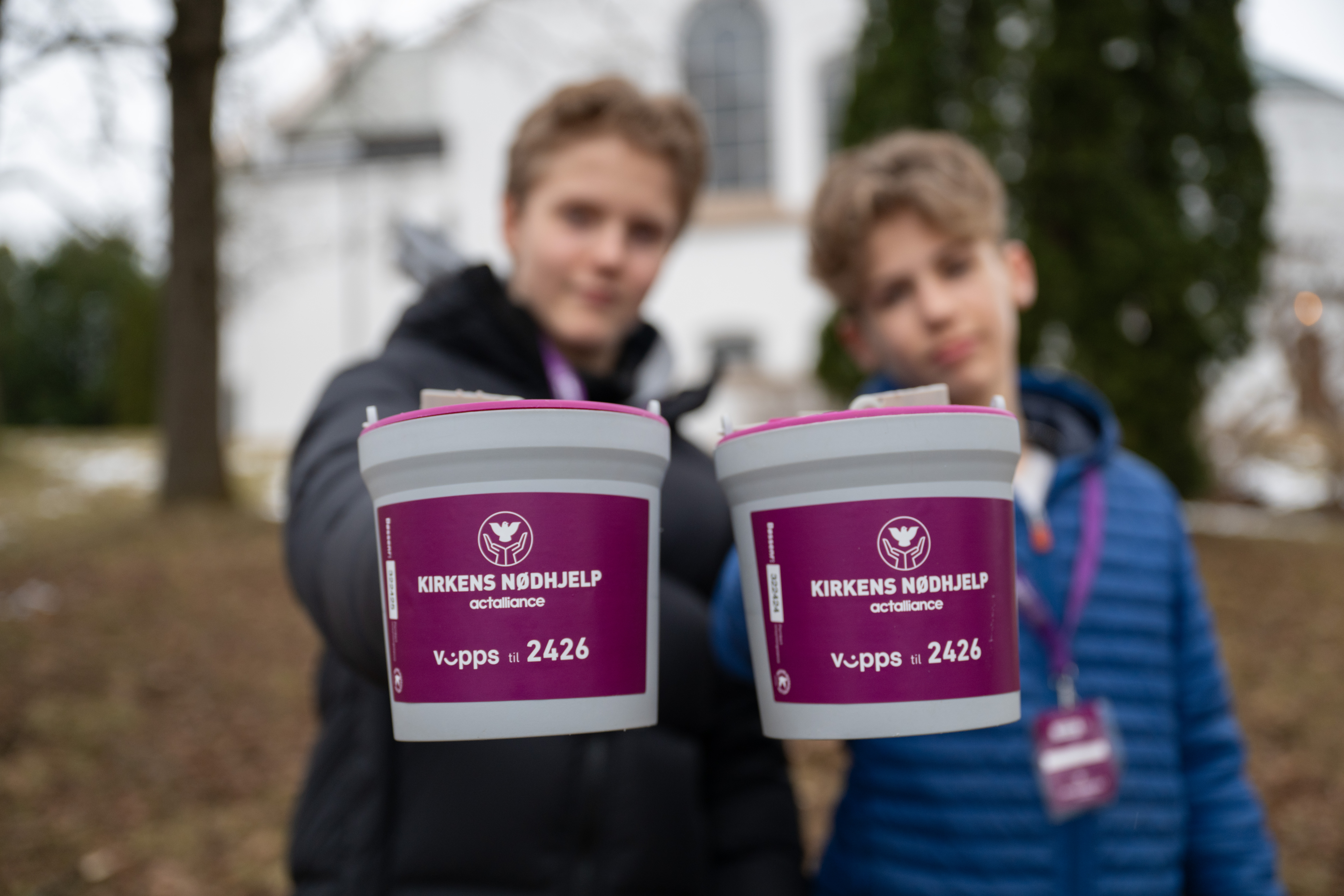 Konfirmantene er bøssebærere under Fasteaksjonen. Foto: Kirkens Nødhjelp