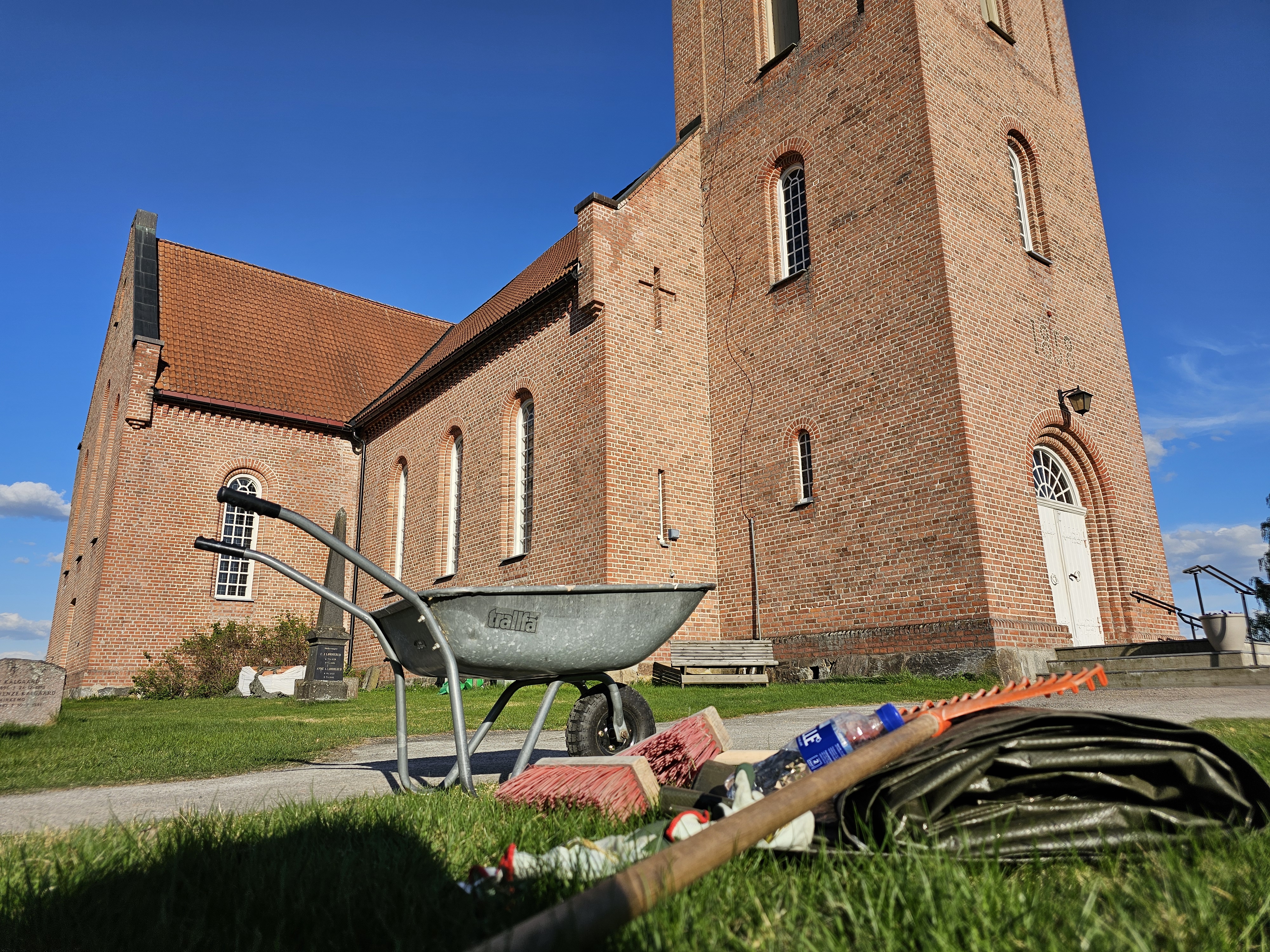 Fra dugnad ved Hof kirke. Foto: Anne Bråten Edvardsen
