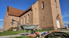 Fra dugnad ved Hof kirke. Foto: Anne Bråten Edvardsen