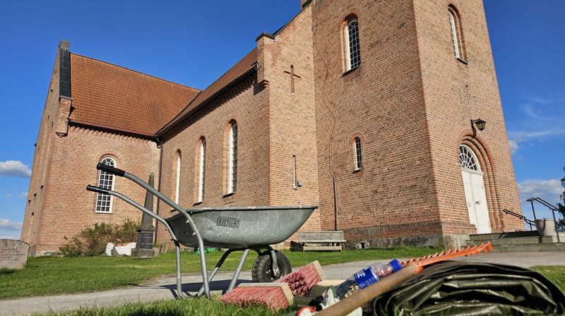 Fra dugnad ved Hof kirke. Foto: Anne Bråten Edvardsen