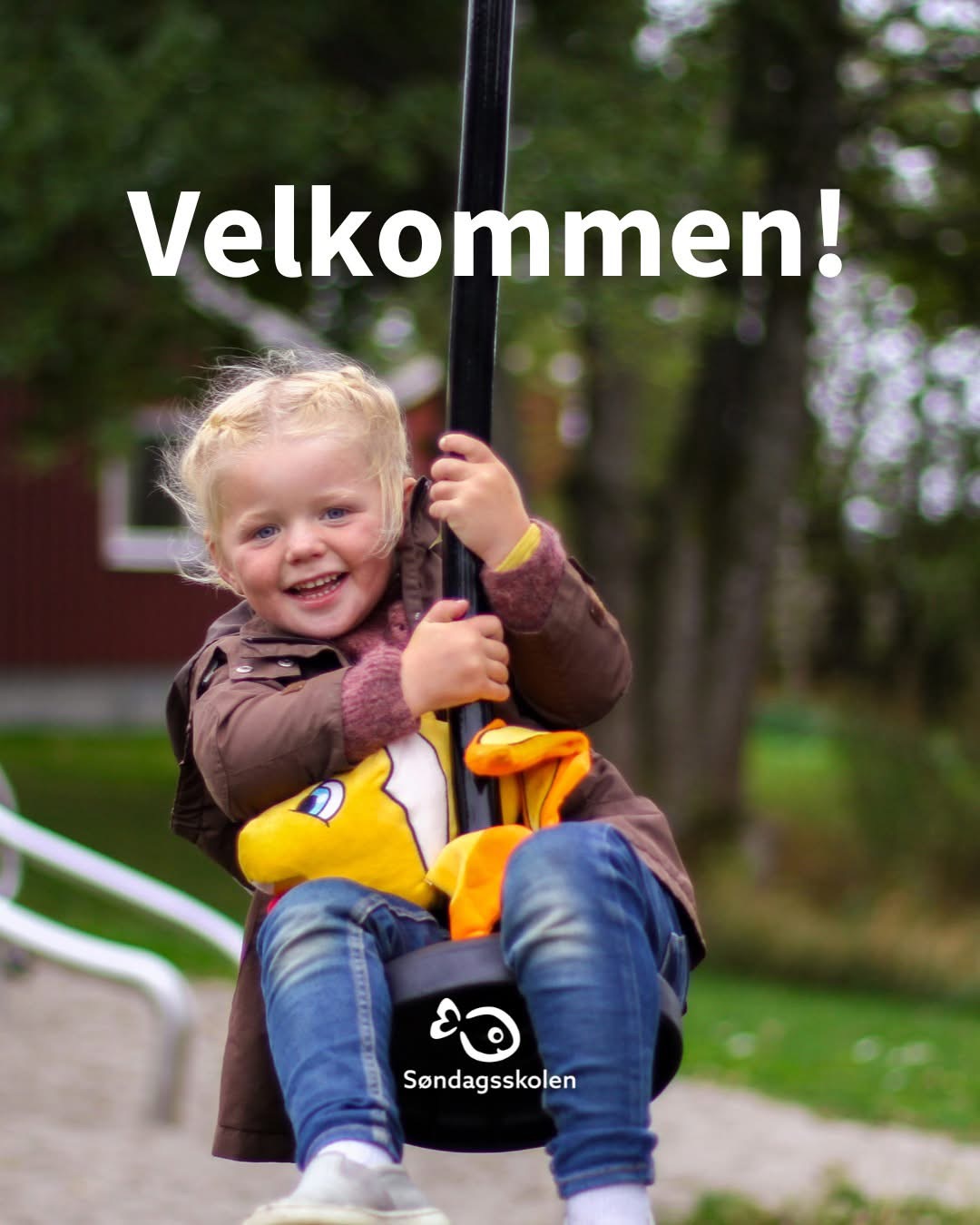 Blid jente i farta på huske.