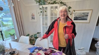 Gudny Fagerhol har strikka - og gjev rundhanda.
