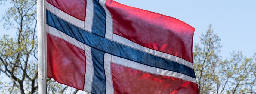 Norsk flagg i solskin