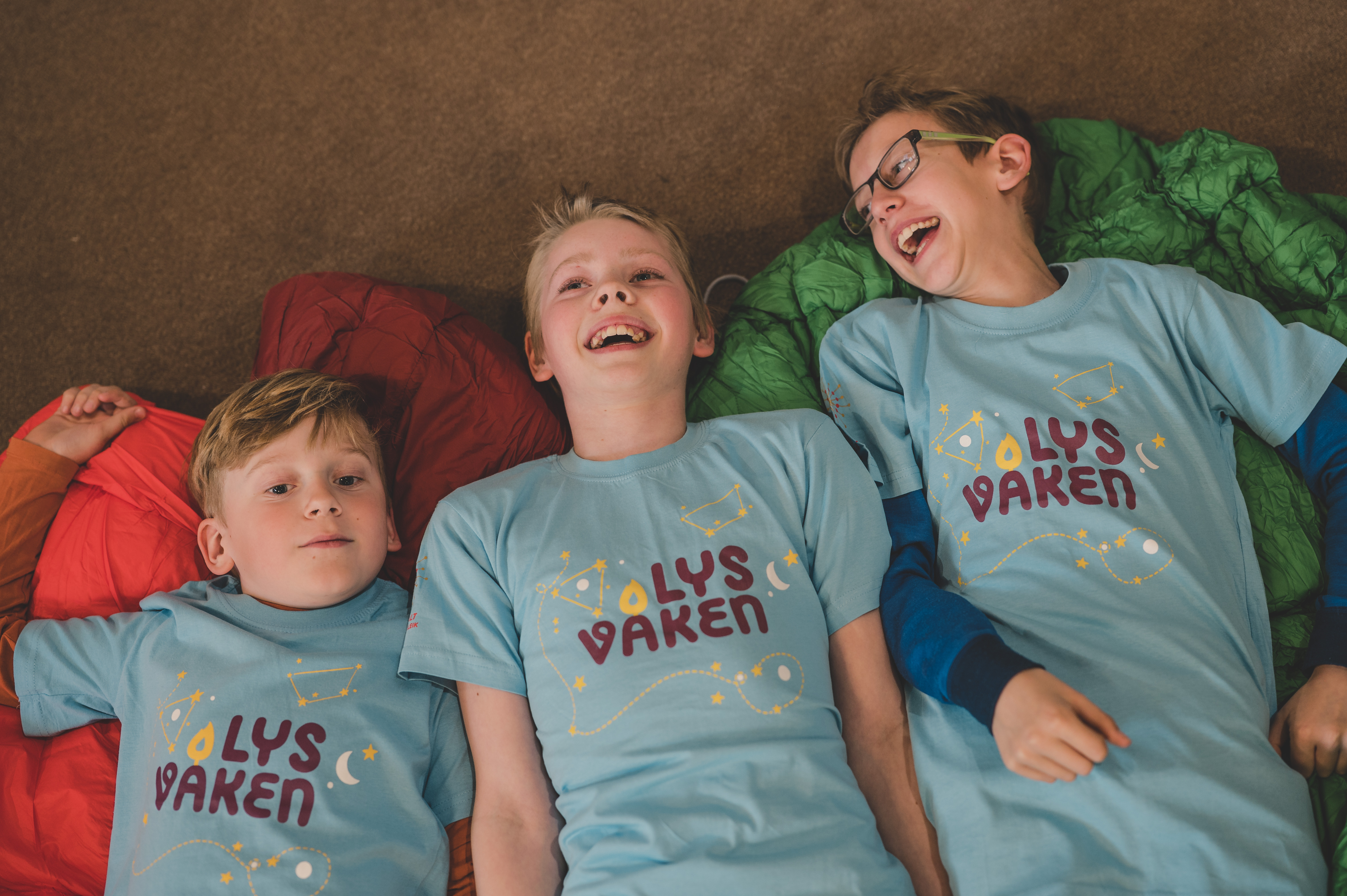 3 gutter med soveposer klare for overnatting i kirken. Foto: Noiva Photography