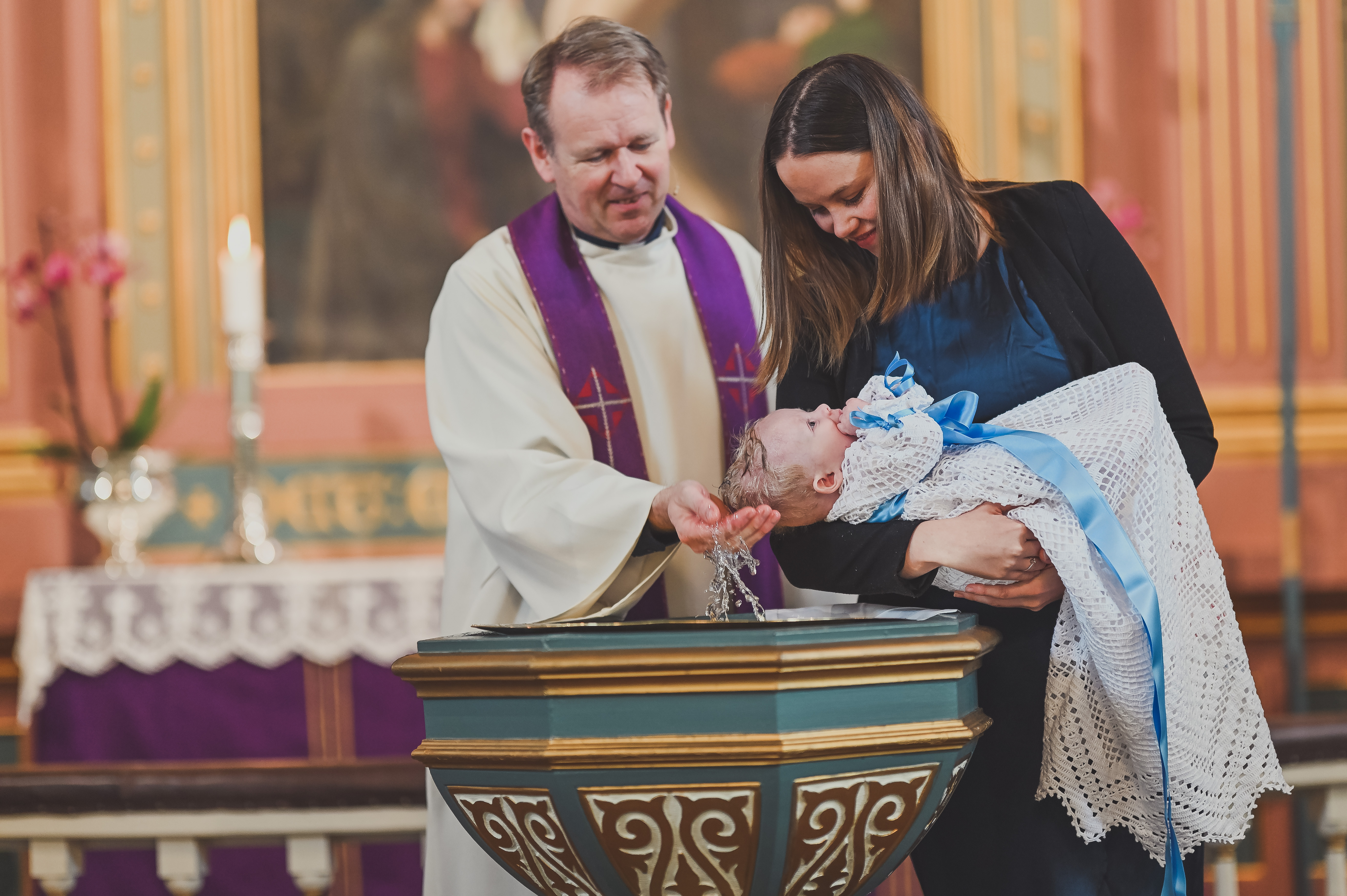 Her blir lille Henrik døpt av sokneprest Magne Torbjørnsen