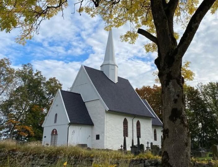 Hobøl kirke er dessverre stengt. 