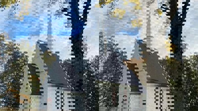 Hobøl kirke er dessverre stengt.