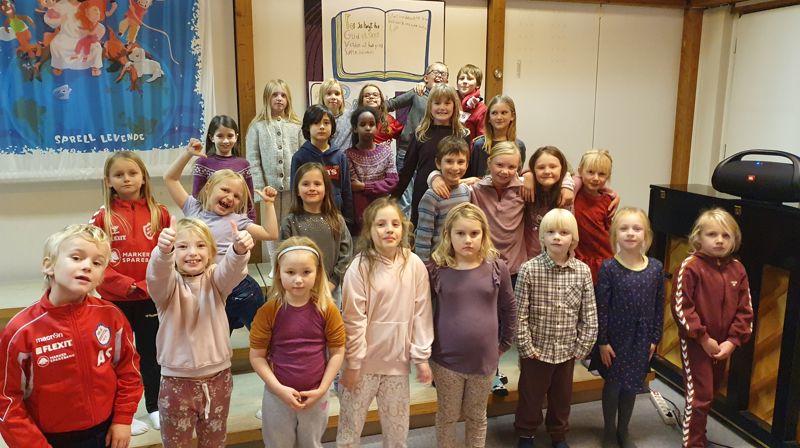 Her ser dere barna som er med i barnekoret høsten 23