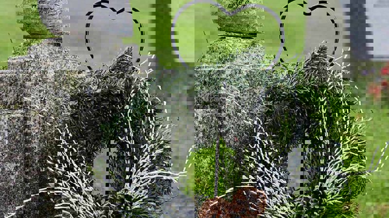 Vår-rydding på kyrkjegardane i Radøy