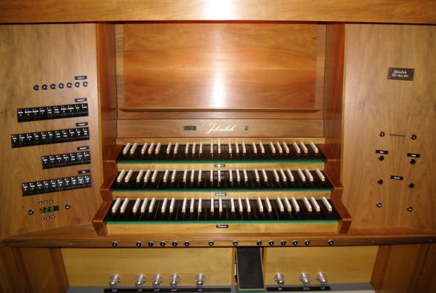 Spelepulten i Manger kyrkje, etter ombygging av Jehmlich Orgelbau i 2011.