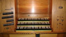 Spelepulten i Manger kyrkje, etter ombygging av Jehmlich Orgelbau i 2011.