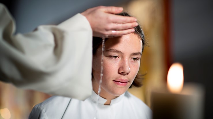 Mange velger å døpe seg som ungdommer eller voksne. (Foto: Bo Mathisen)