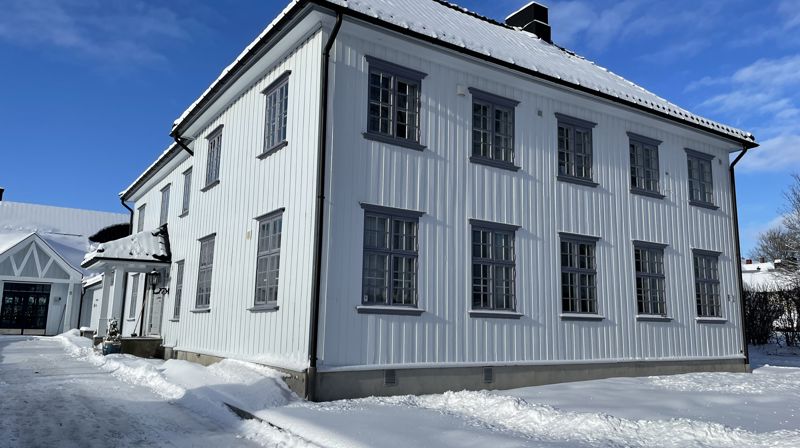 Synstolkning: bilde av Ås kirkekontor. Foto: Linda Janson-Haddal