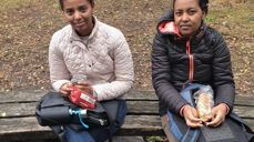 Ved bålet på Ramlapinnen fikk Snayt og Million assosiasjoner til eritreisk kaffeseremoni. Foto: Atle Eikeland