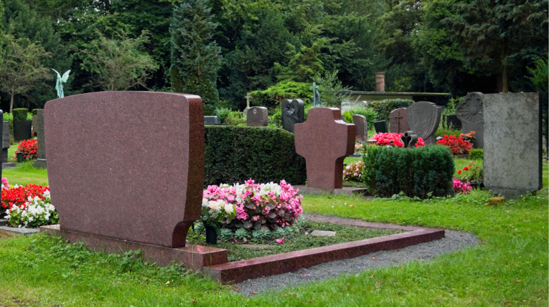 Bilder av minnesmerker på gravplass.