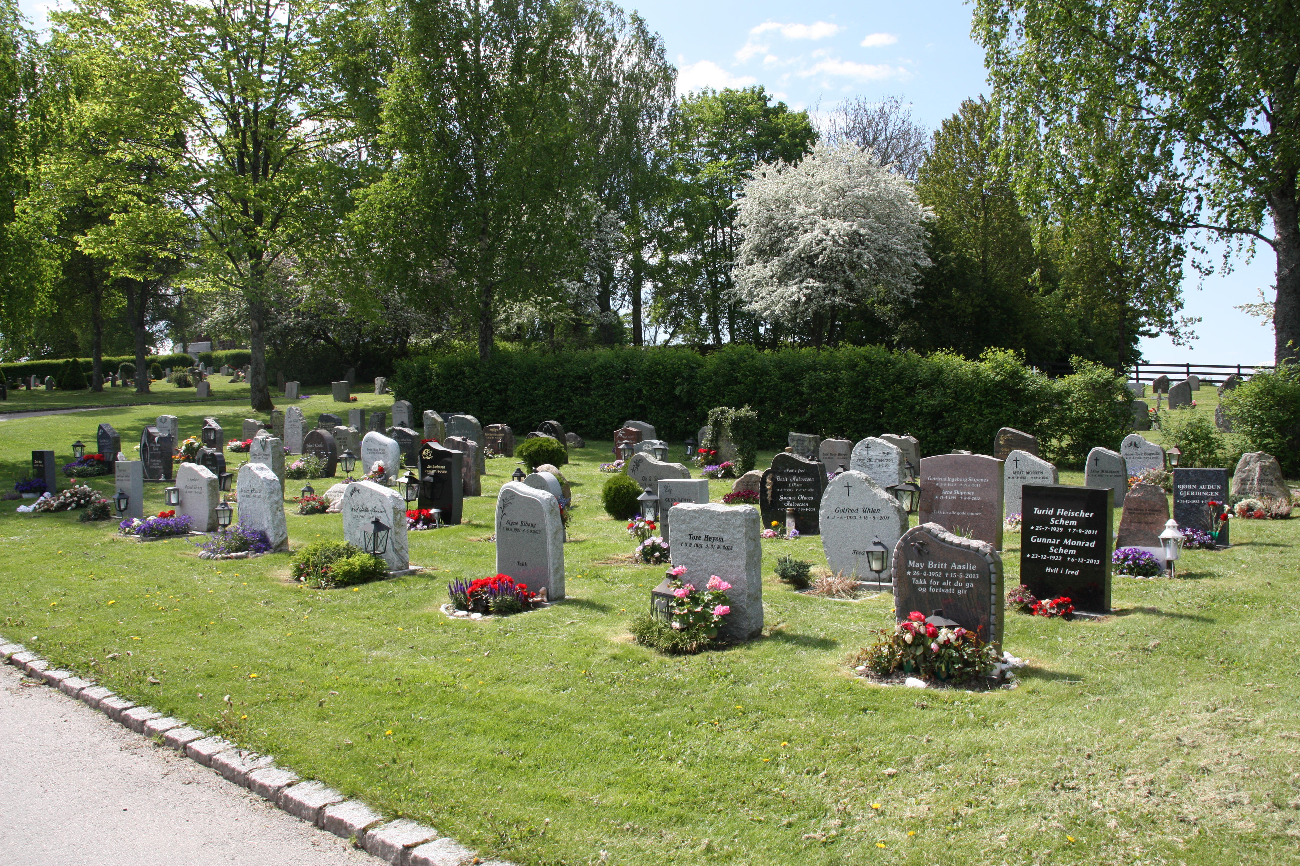 Bilde: gravplass med minnesmerker