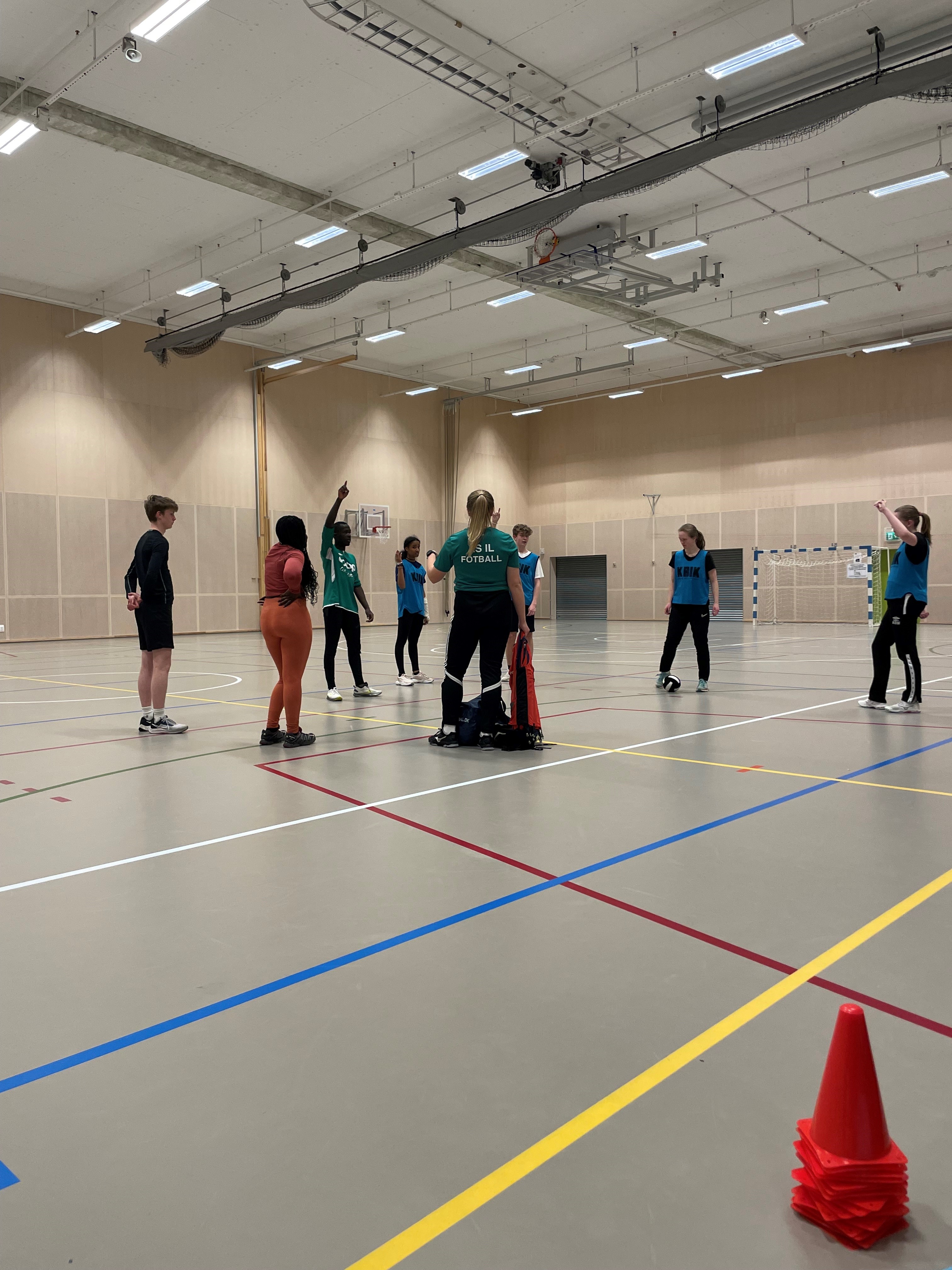 Synstolkning: bilde av ungdommer i aktivitet i Rustadhallen. Foto: Linda Janson-Haddal.