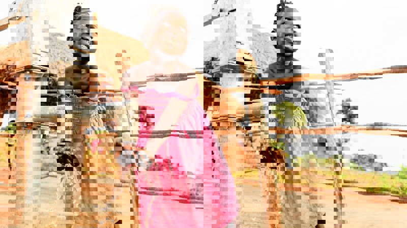 På bildet ser dere Champo. Ei 5 år gammel jente fra Zambia som får rent vann fra en av vannpumpene som Kirkens Nødhjelp har satt opp. Takket være denne vannpumpa holder familien seg friske. Mor har fått seg jobb – for hun trenger ikke lenger å gå dagslange turer for å hente vann, og Champo og søsknene kan være som barn og leke og gå på skole. Kirkens Nødhjelps arbeid nytter!