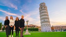 Stabens festkomite på "tur" til Pisa; Jane Christin, Hanne, Linda og Jostein.