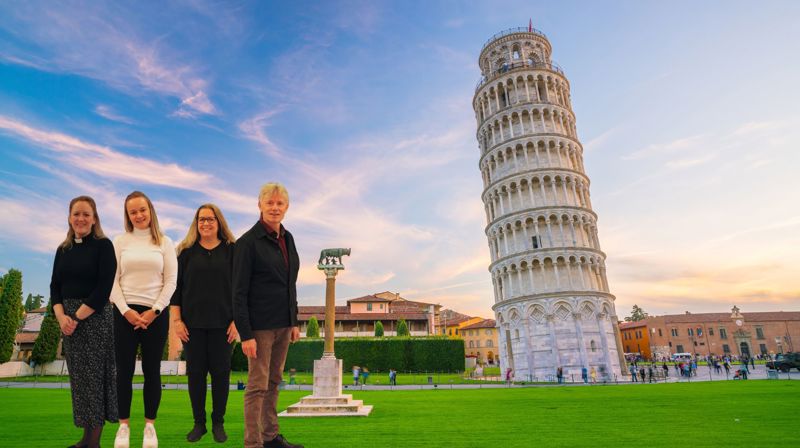 Stabens festkomite på "tur" til Pisa; Jane Christin, Hanne, Linda og Jostein.