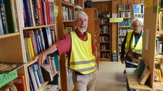 Synstolkning: bilde av en av medarbeiderne i bokavdelingen.