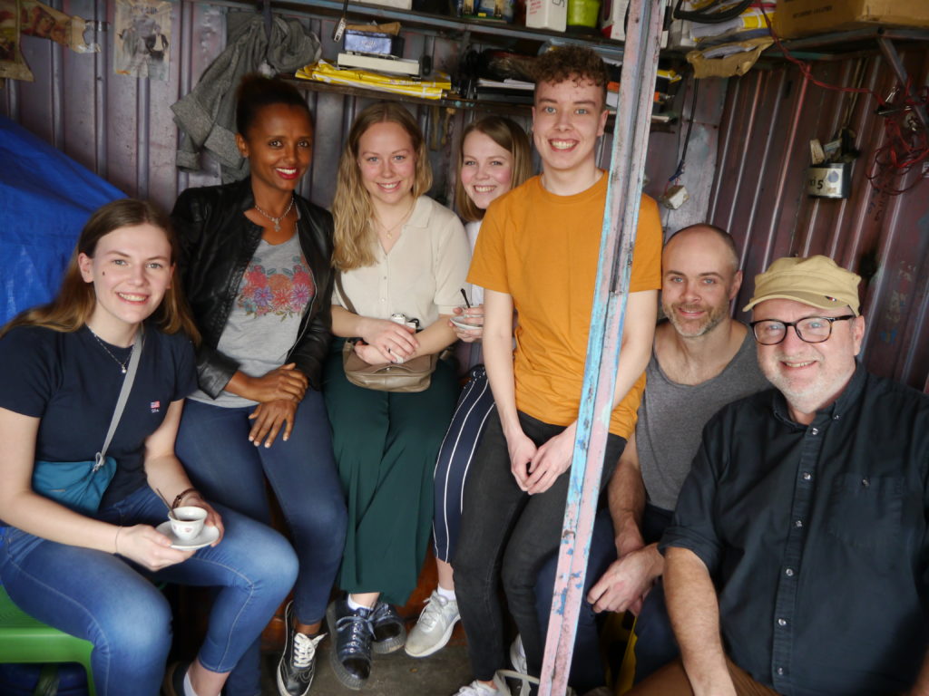 På bildet ser vi f.v. Hannah, elev ved KVT; Meskerem som får støtte fra prosjektet; Miriam, Maren og Aleksander, elever ved KVT; Frode, lærer ved KVT og helt til høyre Espen Schiager Topland som er rådgiver for migrasjon fra NMS.