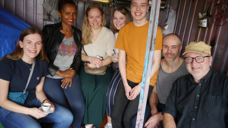 På bildet ser vi f.v. Hannah, elev ved KVT; Meskerem som får støtte fra prosjektet; Miriam, Maren og Aleksander, elever ved KVT; Frode, lærer ved KVT og helt til høyre Espen Schiager Topland som er rådgiver for migrasjon fra NMS.