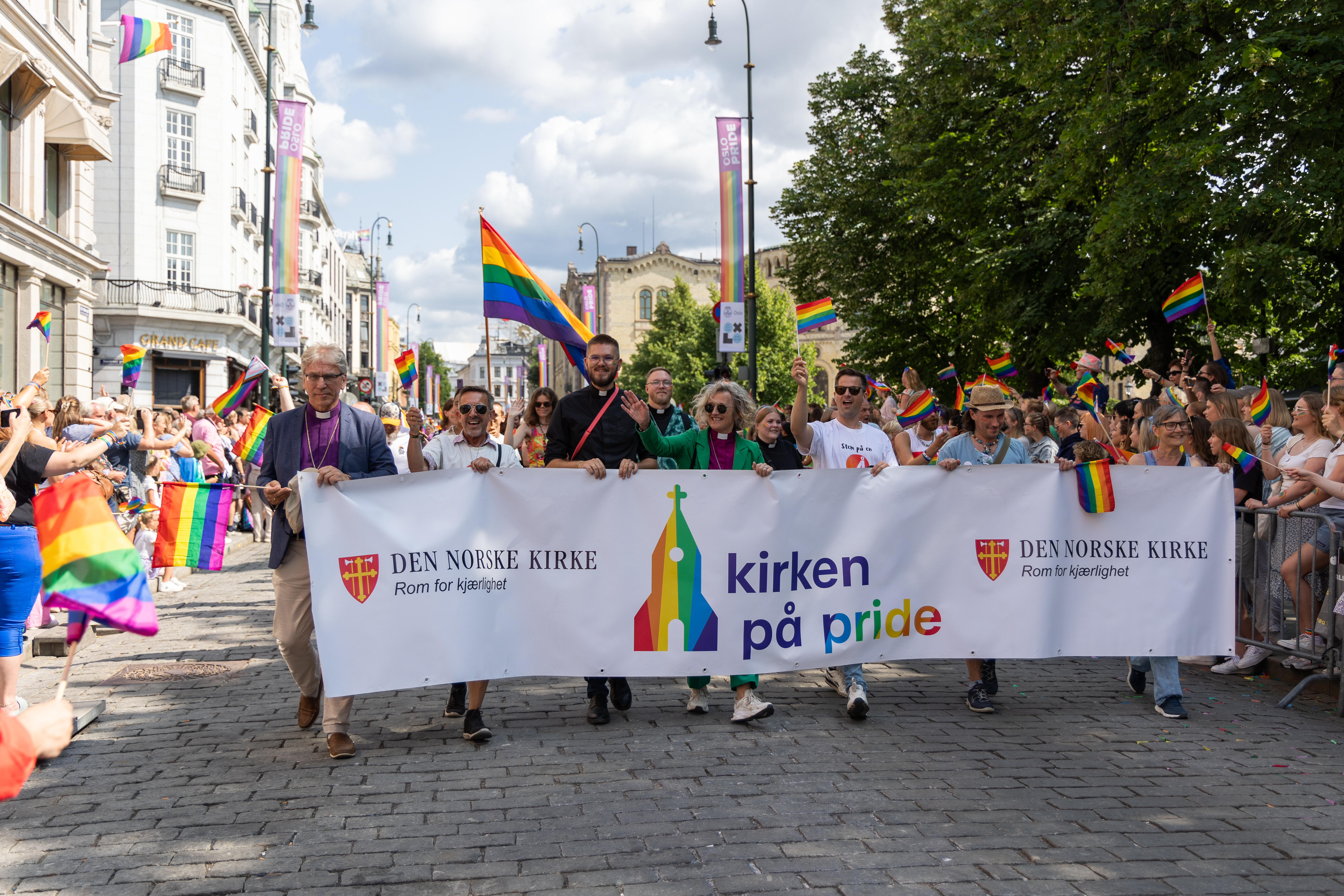 Foto: Kirkerådet. Synstolkning: bilde fra kirken i Pride paraden i Oslo.