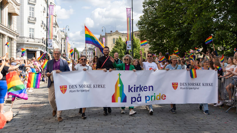 Foto: Kirkerådet. Synstolkning: bilde fra kirken i Pride paraden i Oslo.
