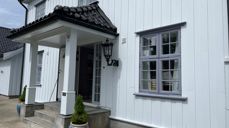 Foto: Linda Janson-Haddal. Synstolkning: bilde av inngangspartiet til Ås kirkekontor.