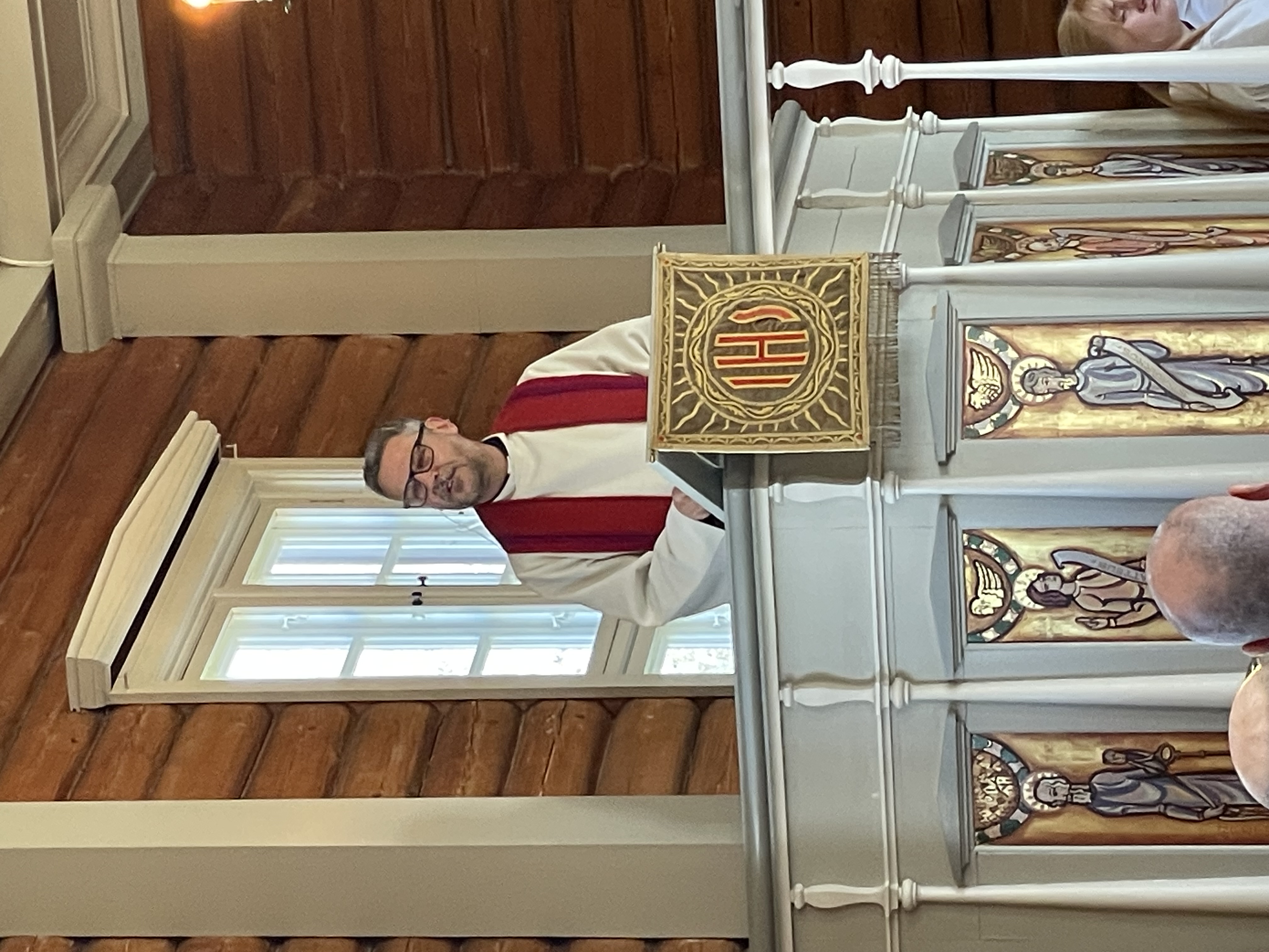 Foto: Linda Janson-Haddal. Synstolkning: bilde av Tom Egil Nordengen på prekestolen i Kroer kirke.