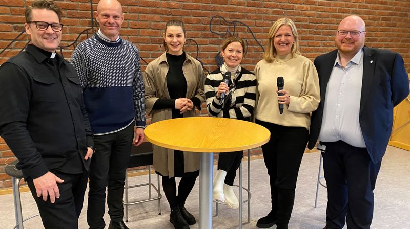 Godt samarbeid mellom kommune og kirke i Asker. Deltakere i panelsamtale om folkehelse i Asker, fra venstre: Prost Øyvind Stabrun, kirkesjef John Grimsby, folkehelsekoordinator Kristine Slåtten, leder av Hovedutvalg for Medborgerskap Kari Sofie Bjørnsen, leder at Hovedutvalg for velferd Cecilie Lindgren og direktør for Medborgerskap Christer Best Gulbrandsen. Foto: Asker kirkelige fellesråd
