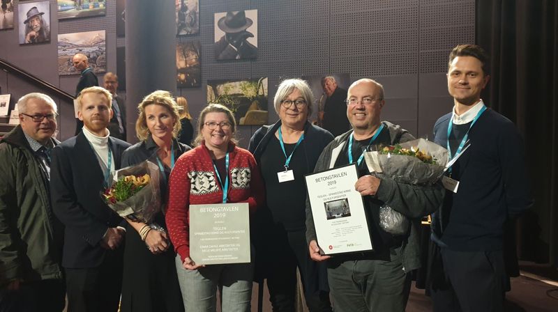 En lykkelig gjeng!  Fra venstre Geir Ådnanes (Røyken kirkelige fellesråd), Joachim Midjo Andersen (Hille Melbye arkitekter), Kaja Melbye (Hille Melbye arkitekter), Øyvor Sekkelsten (Asker kirkelige fellesråd), Aina Dahle (Einar Dahle Arkitekter), Snorre Larsen (Kristoffer Apeland AS), Mikkel Haavaldsen (Hille Melbye arkitekter)