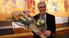 Einar Solbu takkes for frivillig arbeid i Asker Kirkeakademi. Foto: Inge Westly