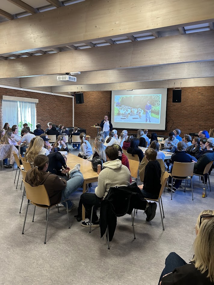 Ungdomsledere samlet på Askertun. Foto: Marianne Solheim