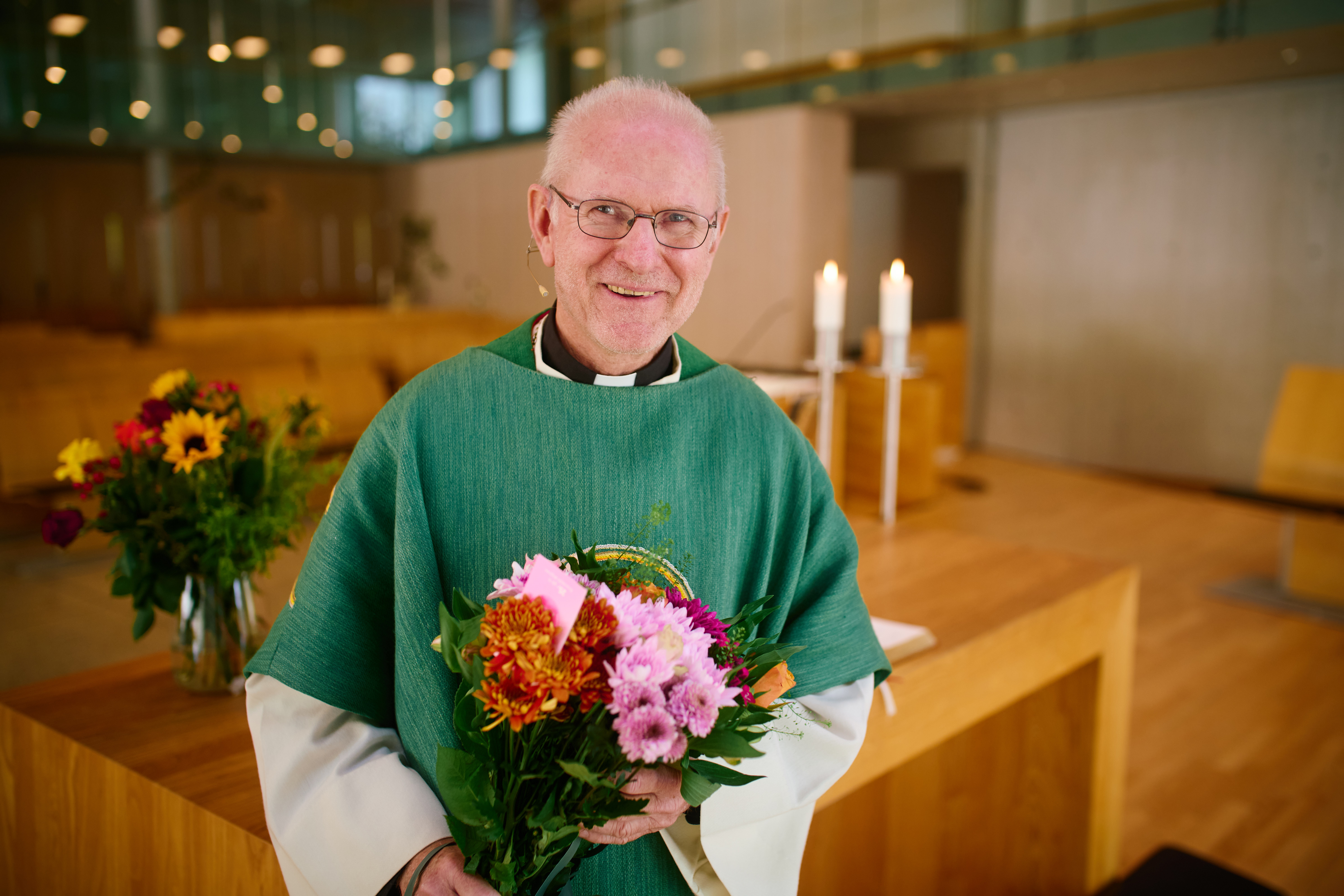 Dennis Larsen ved avslutning av vikariatet som prest i Vardåsen menighet. (Foto: Sven Erling Brusletto).