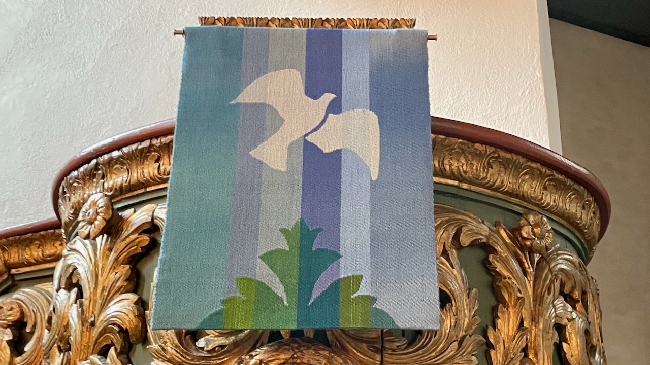 Det nye prekestolkledet i Asker kirke.