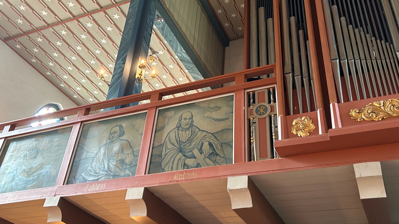 Tre av de malte disiplene, med noe av orgelet.