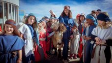 Vardåsen barnekor, sammen med ponnien Leia. Foto: Sven-Erling Brusletto