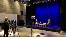 Avstand og samhold. På scenen kirkesjef John Grimsby og prost Tor Øystein Vaaland. Bak kamera: produsent Bo Mathisen, forskriftsmessig antrukket med munnbind. Foto: Jørgen Svartvasmo