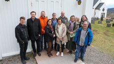 Kommunestyrepolitikere på kirkesafari – her utenfor Hurum middelalderkirke. Fra venstre prost Øyvind Stabrun, Simen Sandlien (H), folkevalgt leder for Asker kirkelige fellesråd Åge Rasmussen, Eva Høili (KrF), Sig Wettre-Johnsen (H), Bente Stein Mathisen (H), kirkesjef John Grimsby, Christin Gerner-Mathisen (IN), Assisterende kirkesjef Maud Berntsen, Bård-Kjetil Dahl (R) og Anders Nordmo (SV). Foto: Pål A. Berg