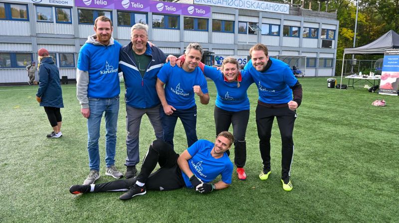 Kirkens Feltarbeid/Varmestua stilte med et sterkt mannskap i årets Brobyggercup. Fra venstre: Tor-Øystein Henningsen, innlånt oppmann, Anders Kvam, Inger Johanne Aaby, Jørgen Guntveit Svartvasmo. Foran: Kjetil Borgenvik. (Foto: Asker kirkelige fellesråd)