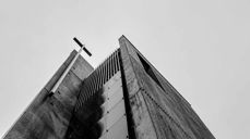 Søndag klokken 13 ringer klokkene i klokketårnet ved Østenstad kirke (bildet) sammen med kirkeklokker i hele landet, for menneskene som lider på grunn av krigen i Ukraina. Foto: Magnus Pettersen Kjellin